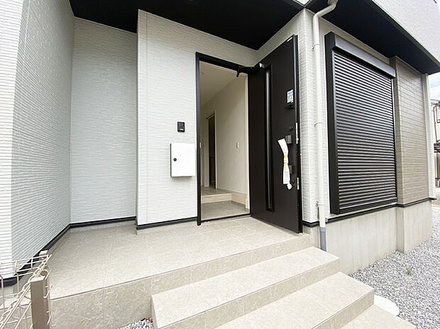 この扉を開けると、新築の木の匂いが待ってます。