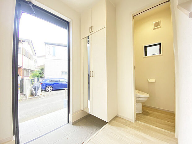 靴がしっかり収まるから、散らかりがちな玄関もスッキリ。