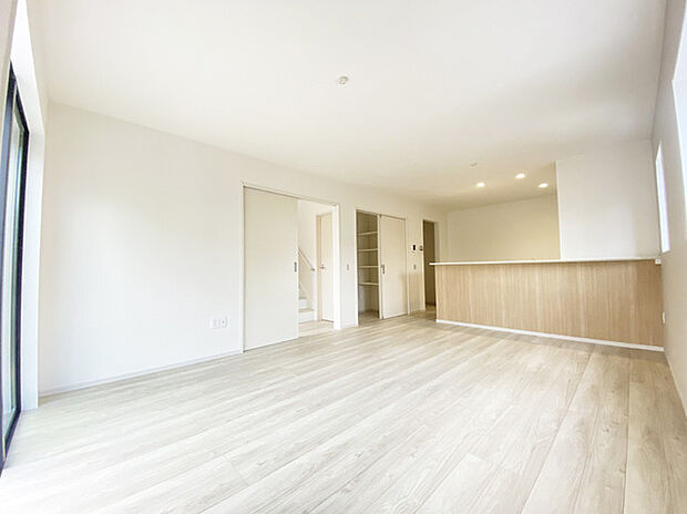 ご家族みんながゆったりくつろげる広々リビング。