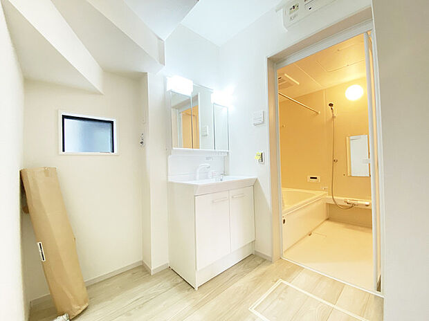 収納力と機能性に優れた、お手入れラクラク洗面化粧台。