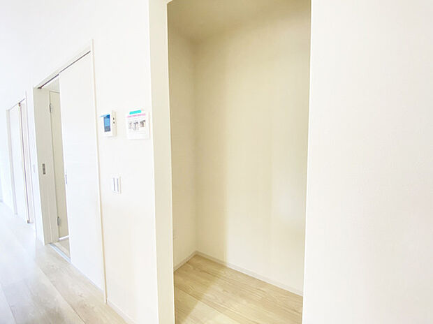 キッチンの脇に、この収納があるだけで、キッチン動線が変わりますね。 