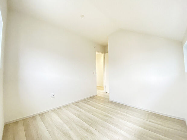 新築の木の匂いのする室内。写真では伝わらないので、ぜひ現地でお確かめください。