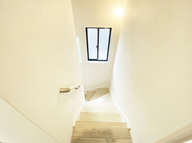 階段には手すりがついています。