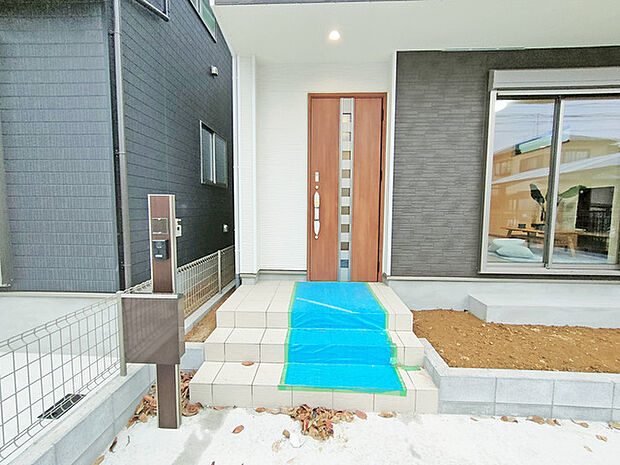 ポーチのついた新築分譲物件。玄関の印象はいかがでしょうか?入口からご覧ください。