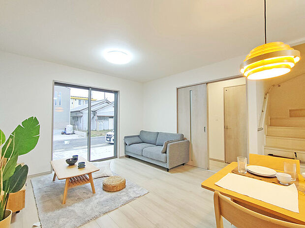 ご家族みんながゆったりくつろげる広々リビング。