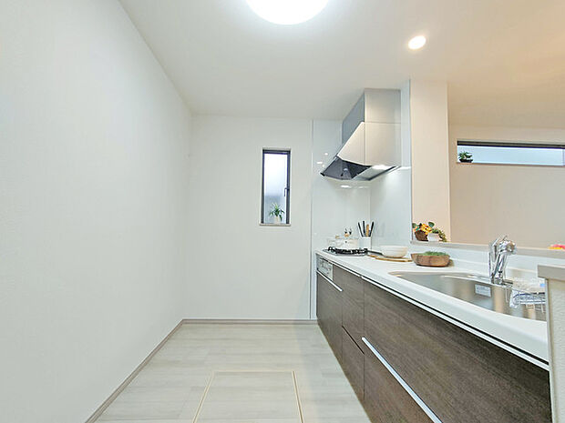 人造大理石トップボードと防汚ウォールで、 お手入れがラクなキッチン。