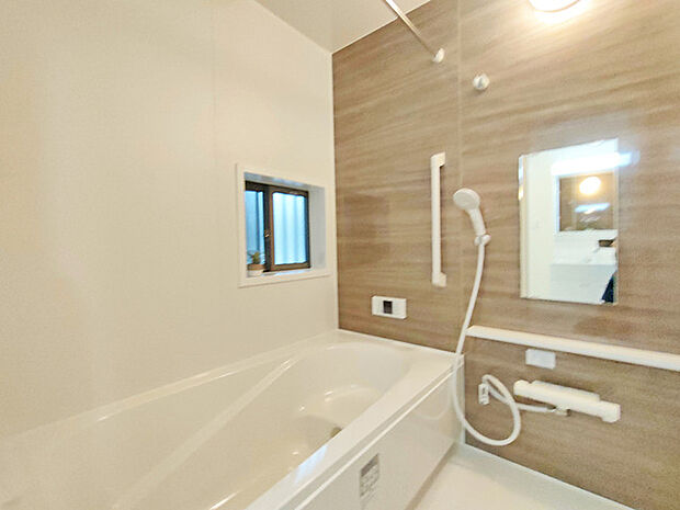 広々1坪タイプのゆったり浴室ユニット。防カビ・抗菌素材なのもうれしい。