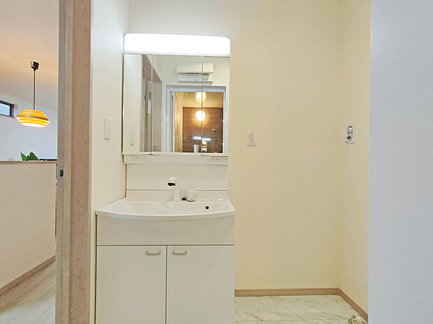 お出かけ前の身だしなみに一歩差がつく三面鏡。