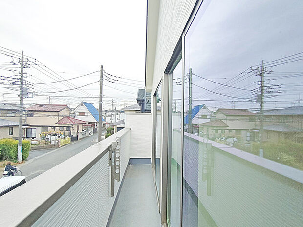 南側に面したワイドな幅のバルコニー、カラッと洗濯物が乾きそう。