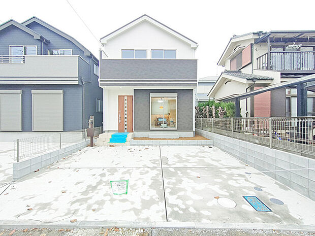 並列2台駐車可能な、ゆとりのカースペースがここに。