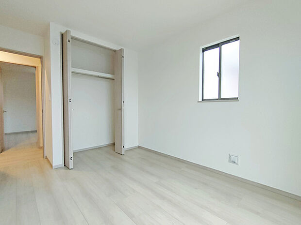 大きな窓から明るい日差しが差し込みます