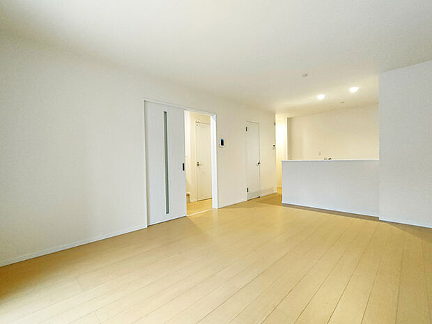 ご家族みんながゆったりくつろげる広々リビング。 