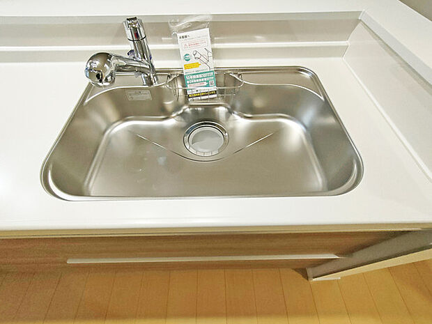 キッチンにも清潔感を追求。白亜の台所でお料理を存分に楽しんでください。 