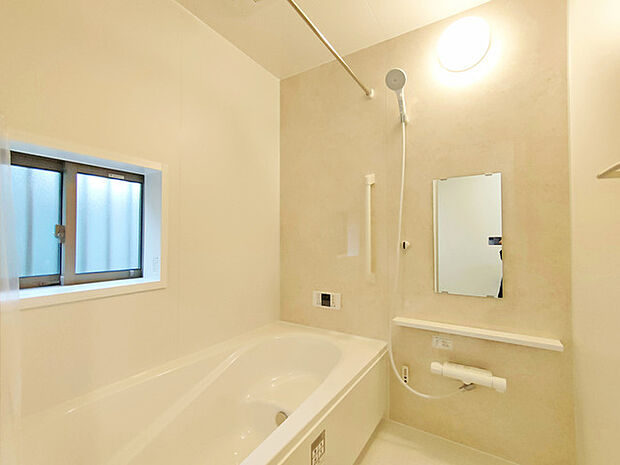 広々1坪タイプのゆったり浴室ユニット。防カビ・抗菌素材なのもうれしい。 