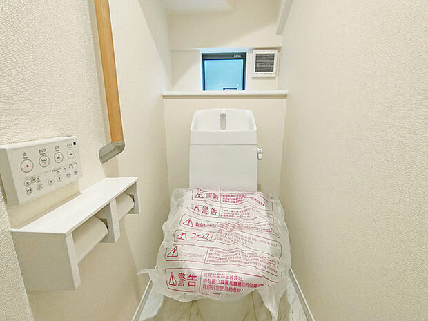 もちろんウォシュレット機能付き。憩いの場としてひそかに注目度の高いお手洗いにもご注目ください。 