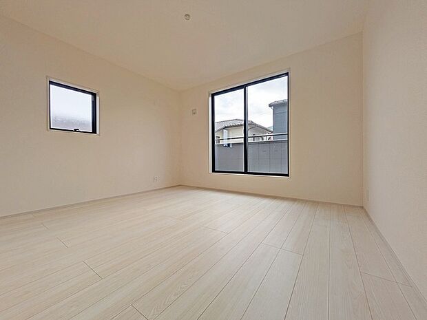 広々バルコニーから、たっぷり太陽の恵みが得られます。 