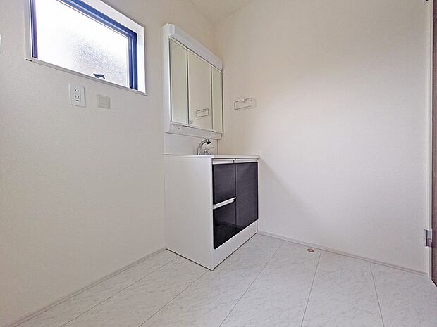 洗面台横にランドリーコーナーもゆったり。ドラム式洗濯機も置けそう。  