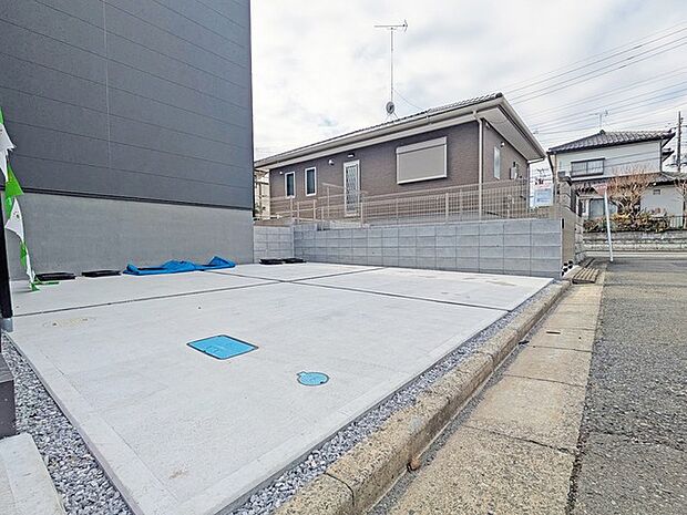 並列2台駐車可能な、ゆとりのカースペースがここに。 