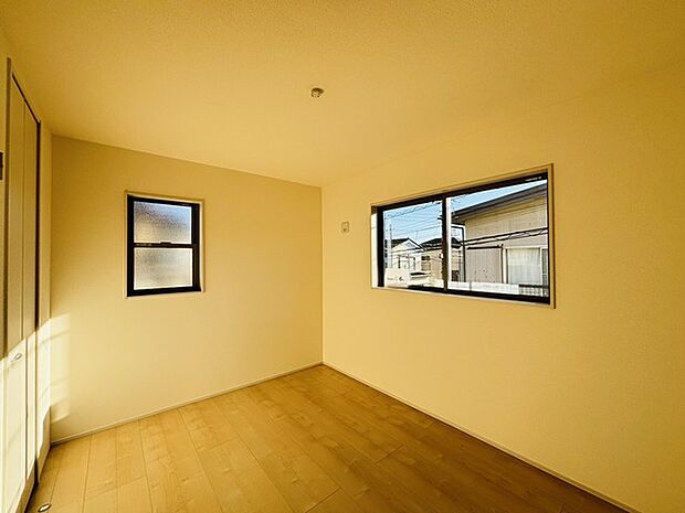 新築の木の匂いのする室内。写真では伝わらないので、ぜひ現地でお確かめください。 