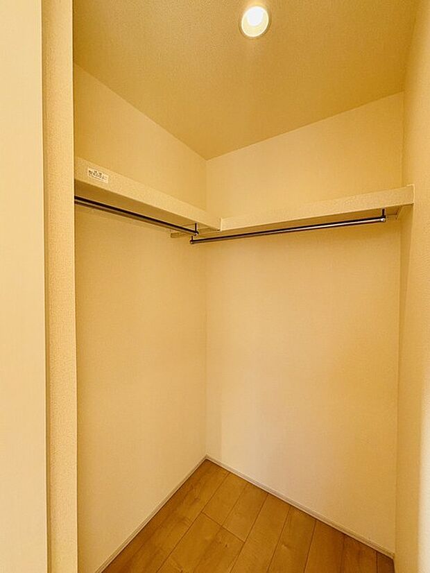 収納力と使い勝手がうれしいウォークインクローゼットがあります 