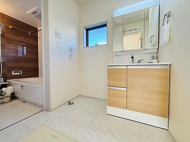 洗面台横にランドリーコーナーもゆったり。ドラム式洗濯機も置けそう。 