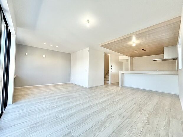 ご家族みんながゆったりくつろげる広々リビング。 