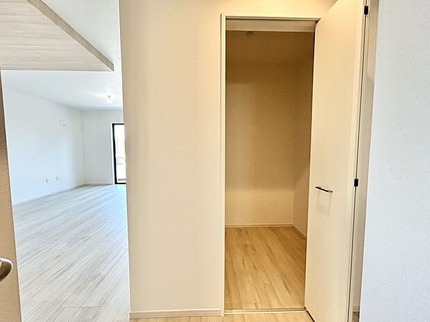 新築の木の匂いのする室内。写真では伝わらないので、ぜひ現地でお確かめください。 