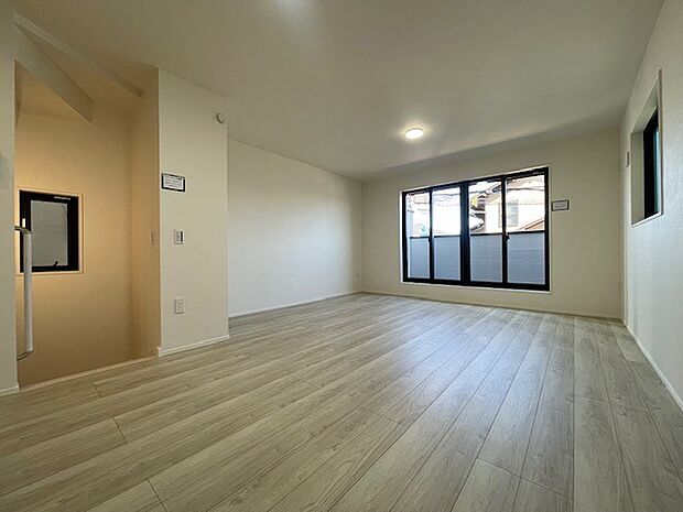 自然と人が集まるリビングイン階段採用プラン。開放的なこのLDK空間が皆さんをお出迎えします。