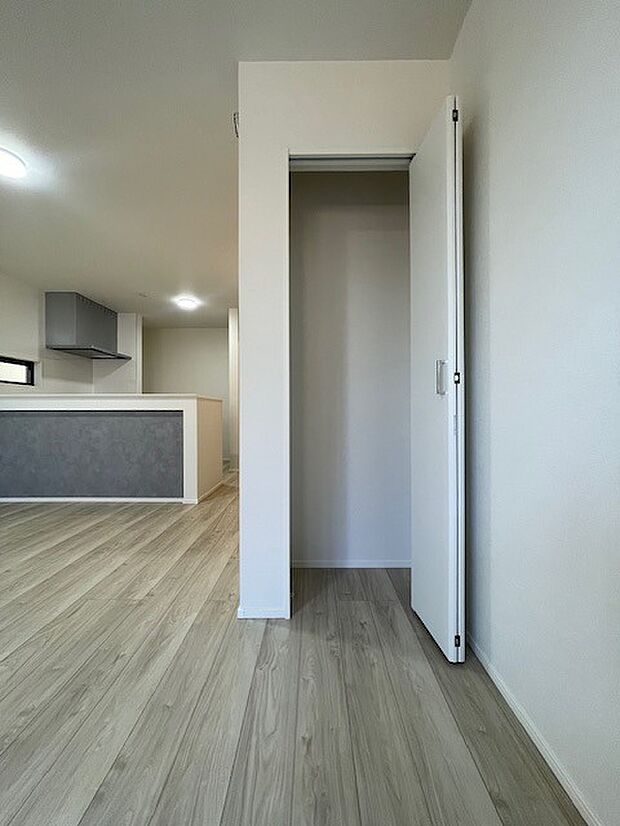 何かとものがあふれやすいリビングに、ちょっと一工夫。うれしい収納空間。