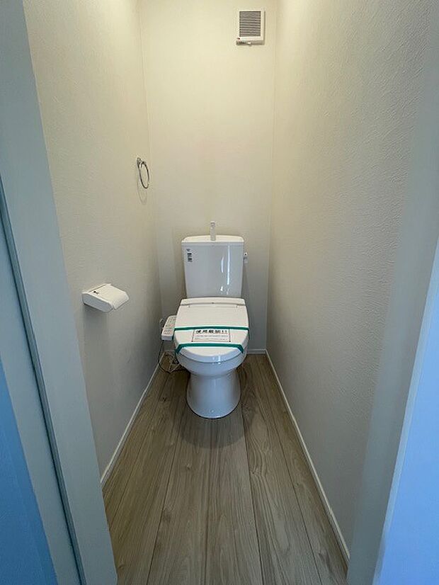 もちろんウォシュレット機能付き。憩いの場としてひそかに注目度の高いお手洗いにもご注目ください。