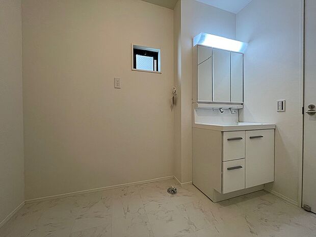 洗面台横にランドリーコーナーもゆったり。ドラム式洗濯機も置けそう。