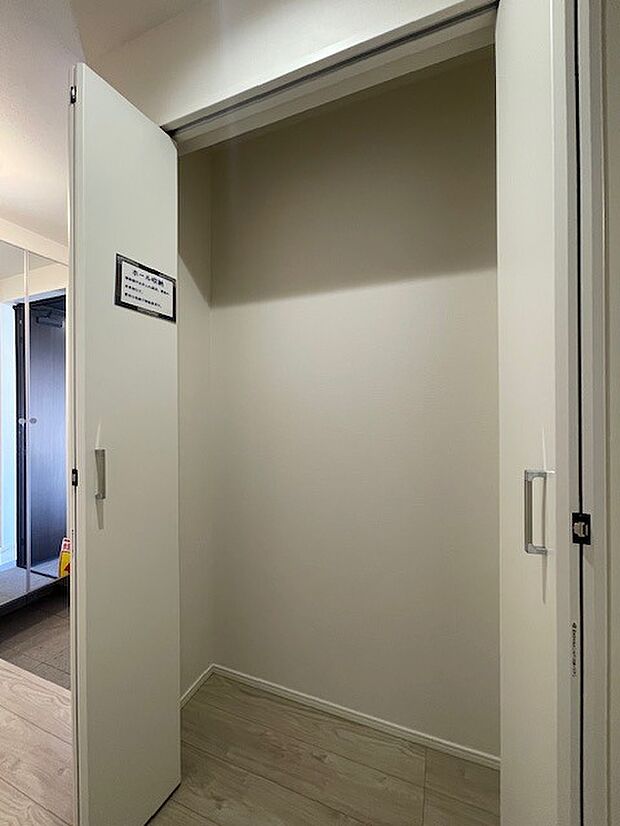 廊下や玄関の共用部には、こんな収納があるととっても便利です。