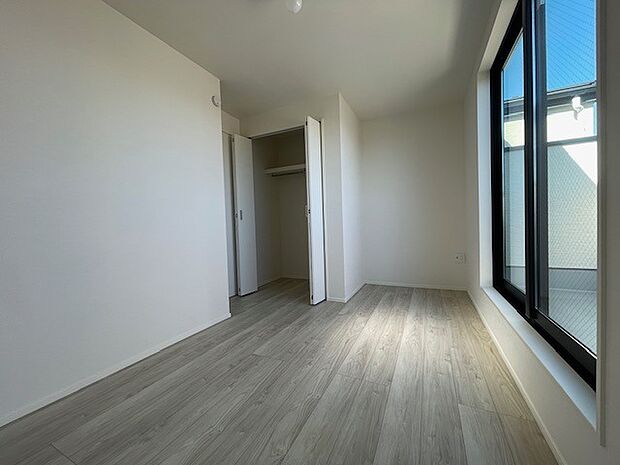 今からここを誰のお部屋にしようか、そんな洋室です。 