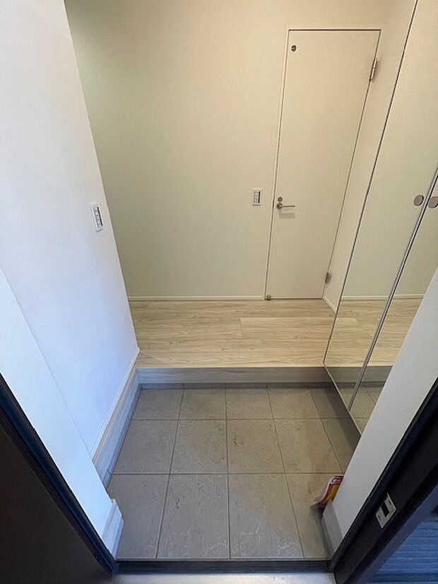 玄関を開けたら鏡付きの大型シューズボックス、使いやすい配置です。