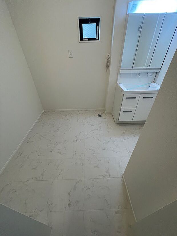 ゆとりの洗面スペースで、朝の身支度もスムーズに。