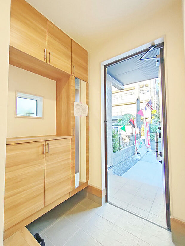 玄関がいつも片づく大容量シューズボックス。