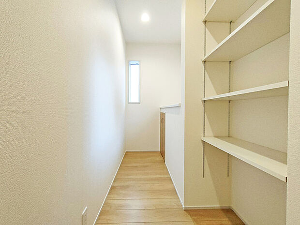 キッチン裏の収納