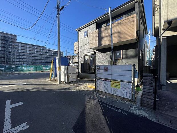 幹線道路から1本入った現地は、想像以上に静かに感じられます。 