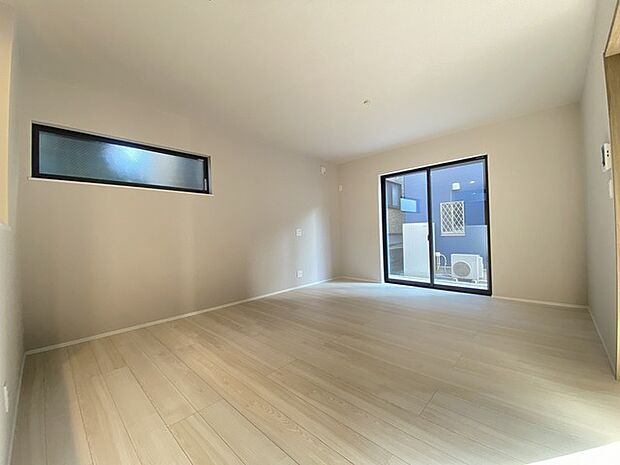 ご家族みんながゆったりくつろげる広々リビング。 