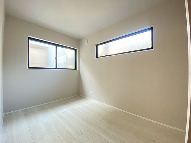 大きな窓から明るい日差しが差し込みます 