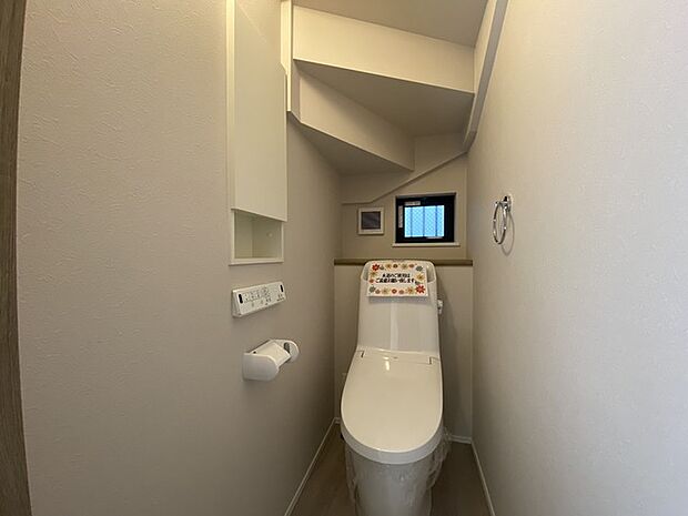 もちろんウォシュレット機能付き。憩いの場としてひそかに注目度の高いお手洗いにもご注目ください。 