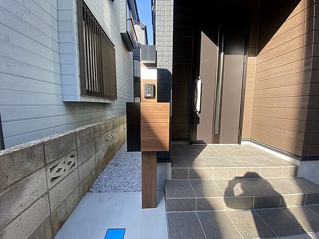 ポスト、表札、インターホンを兼ねる機能門柱。シンプルな外観で容量のあるポストです。 