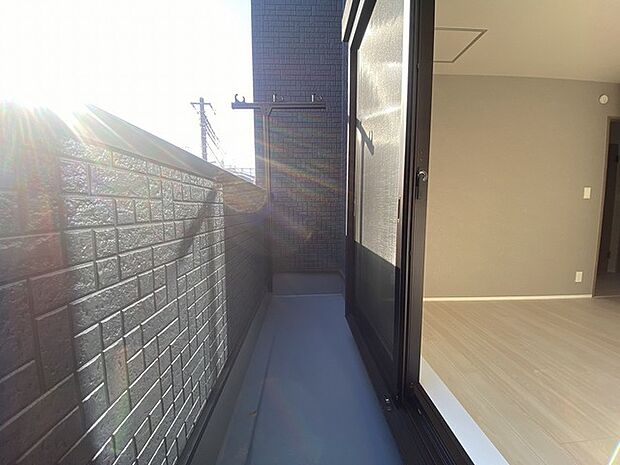 南向きバルコニーでお洗濯ものはいつもカラッと乾きます。 