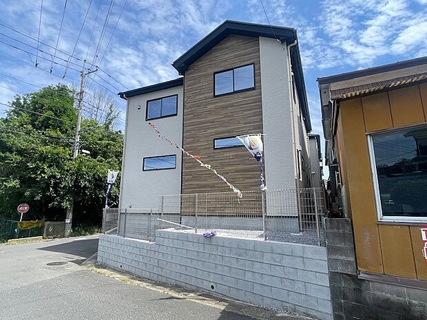 角地につき、開放感に恵まれる住居がここに。 