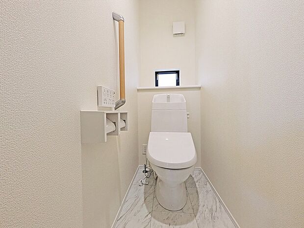 今や時代はバリアフリーの時代。お手洗いにもしっかり手すりがある配慮が嬉しい。