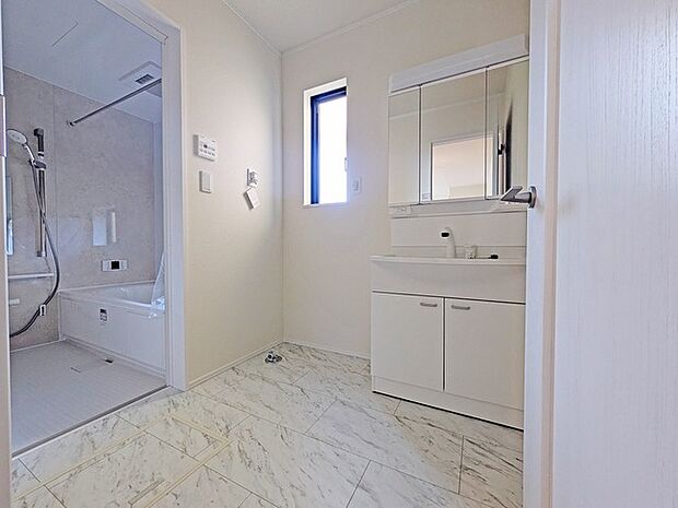 三面鏡を採用した洗面化粧台。鏡の裏にも収納スペースがあります。