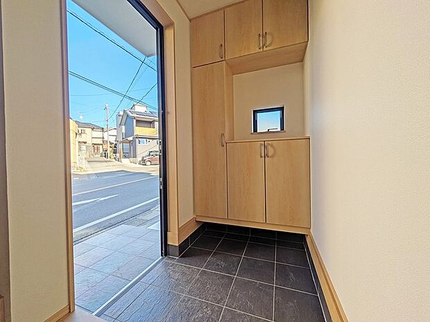 玄関を開けたらシューズボックス、使いやすい配置です。 