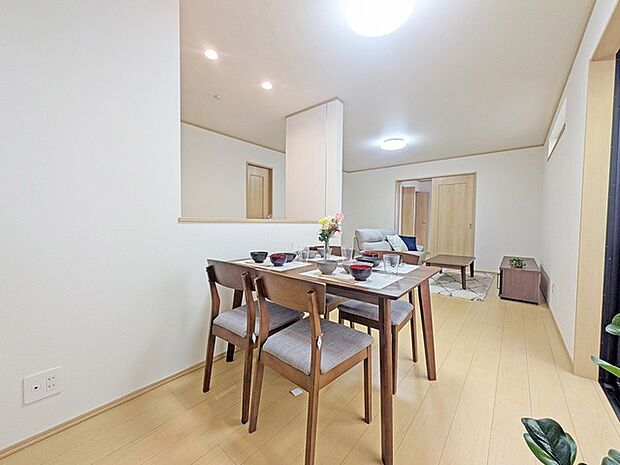 対面タイプなら、キッチン内にいながらご家族やお客様との会話が楽しめます。 