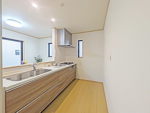 料理をしながらでも、ご家族との会話を楽しめる対面キッチン。