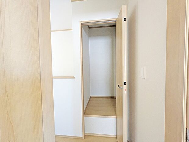 さっと物がしまえる共用部分の収納、新生活で大活躍するでしょう。 